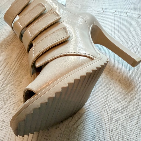 DKNY “Blake” cream, peep-toe lug sole booties, 5.5 - Picture 9 of 10